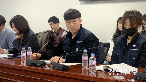 10일 민주노총과 한국노총, 김주영(김포갑) 의원실, 더불어민주당 외투기업노동자보호제도 개선특위  등이 국회의원회관에서 ‘외국인 투자기업 책임투자 실현을 위한 입법 방안 마련 토론회’를 열고 외투기업 철수에 대한 사전 심사제 도입과 지원 환수 장치 마련 등을 논의하며 제도 개선 필요성을 시사했다. 민주노총 금속노조 신임 배현석 한국옵티칼하이테크지회장이 발언하고 있다.  2026.2.10 /유혜연기자 pi@kyeongin.com