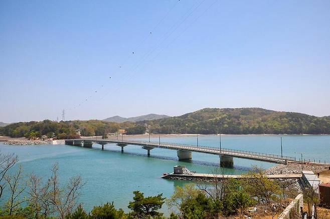 ▲ 인천 옹진군 북도면 시도와 모도를 잇는 연도교. 왕복 2차로 교량으로 2024년 5월 준공됐다. /사진제공=인천시