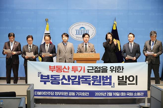 ▲ 더불어민주당 김현정 국회의원은 10일 국회 소통관에서 정무위원회 소속 강준현, 김용만, 박범계, 이강일, 이정문, 허영 의원과 함께 기자회견을 열고 부동산 투기 근절과 시장 정상화 관련 법안을 대표발의했다고 밝혔다. /사진제공=김현정 의원실