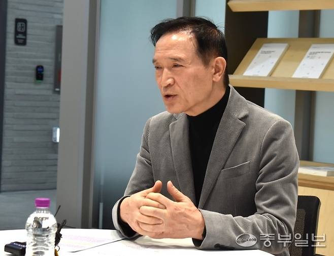 임태희 경기도교육감이 10일 경기도교육청 남부청사에서 기자간담회를 열고 행정통합 특별법으로 인해 비통합지역의 교육재정 역차별 우려가 있다고 주장하고 있다. 이성관 기자