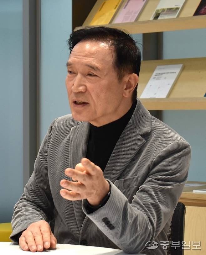 임태희 경기도교육감이 10일 경기도교육청 남부청사에서 기자간담회를 열고 행정통합 특별법으로 인해 경기도 등 비통합지역의 교육재정에 역차별 우려가 있다고 주장하고 있다. 이성관 기자