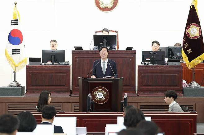 정명근 화성시장이 10일 열린 제248회 시의회 임시회에서 올해 시정운영 방향을 발표하고 있다. <화성시 제공>