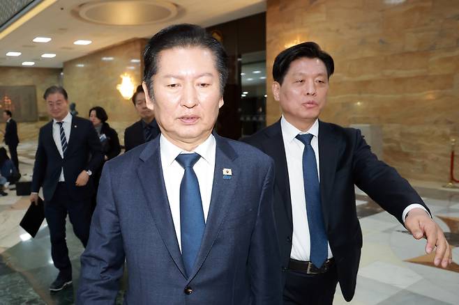 더불어민주당 정청래 대표가 10일 국회에서 조국혁신당과의 합당 논의를 주제로 열린 비공개 의원총회를 마치고 당 대표실로 향하고 있다. <연합뉴스>