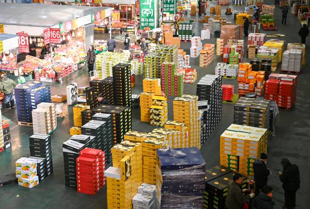 설 명절을 앞둔 5일 대전 유성구 노은농수산물도매시장 청과물동에서 시민들이 과일을 살펴보고 있다. 김주형 기자 kjh2667_@cctoday.co.kr