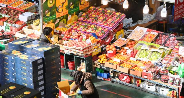 설 명절을 앞둔 5일 대전 유성구 노은농수산물도매시장 청과물동에서 시민들이 과일을 살펴보고 있다. 김주형 기자 kjh2667_@cctoday.co.kr