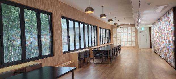 황영성 화백 49재일을 맞아 오는 13일 무각사 로터스갤러리에서 추모기획전(3월 31일까지)이 열린다. 전면에 보이는 작품은 ‘반야심경-가족이야기’, 오른쪽은 대형 작품 ‘반야심경’.