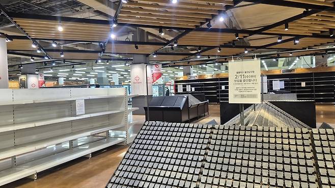 10일 폐업을 앞둔 홈플러스 울산남구점 매대가 텅 비어 있다.