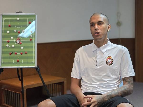 경남FC 루컹이 태국 치앙마이 숙소 회의실에서 인터뷰 하고 있다. /박신 기자