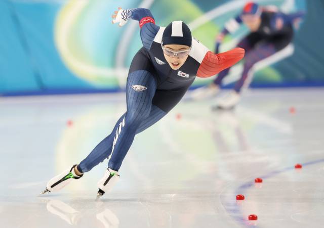 이나현이 9일(현지 시간) 이탈리아 밀라노 스피드스케이팅 스타디움에서 열린 2026 밀라노 동계 올림픽 스피드스케이팅 여자 1,000ｍ 경기에 참가해 질주하고 있다. 연합뉴스