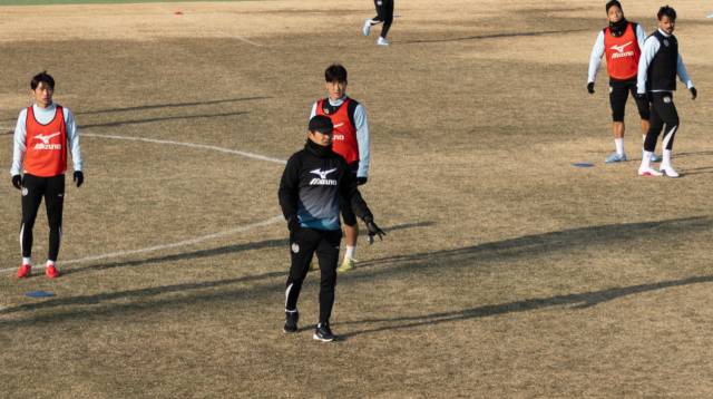 남해 전지훈련장에서 선수들에게 전술을 지시하는 김병수 감독. 이화섭 기자