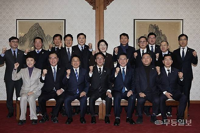 김영록 전라남도지사가 9일 강기정 광주광역시장, 민주당 광주·전남 국회의원들과 함께 국무총리 공관에서 김민석 총리와 긴급 면담을 하고 기념촬영을 하고 있다. (국무총리실 제공)