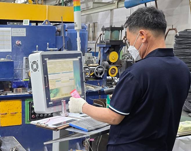 MES시스템이 적용된 키오스크를 활용하여 생산설비를 제어하는 모습 사진=포스코 제공