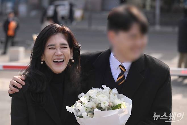 지난 9일이부진 호텔신라 대표이사 사장 겸 두을장학재단 이사장(왼쪽)과 아들 임동현 군이 서울 강남구 휘문고등학교에서 열린 졸업식을 마친 뒤 야외로 나와 미소를 짓고 있다. 사진=강민석 기자 kms@newsway.co.kr