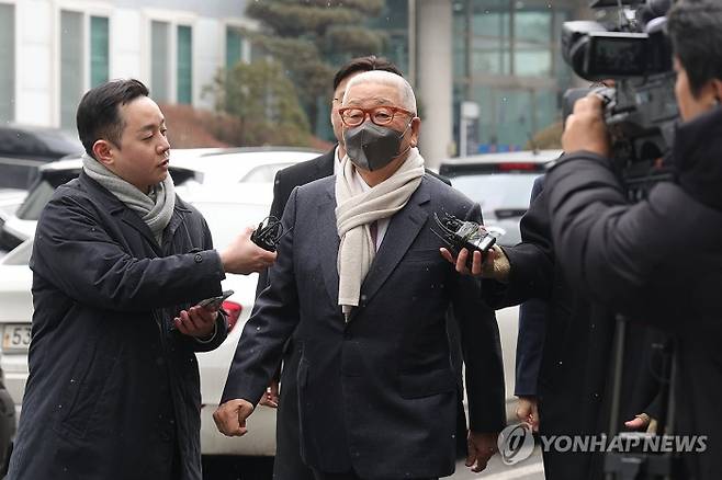 삼표그룹 정도원 회장이 10일 오후 경기도 의정부시 가능동 의정부지방법원에서 선고 공판 출석을 위해 법정으로 이동하고 있다. 사진=연합뉴스