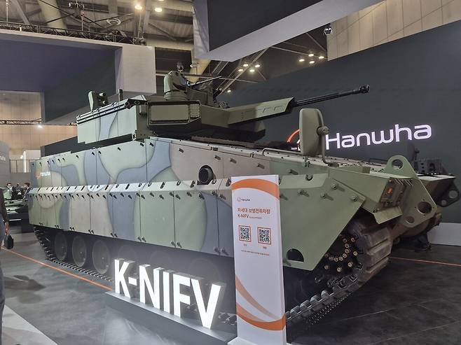지난해 10월 일산 킨텍스에서 열린 서울 국제 항공우주 및 방위산업 전시회 2025(ADEX 2025) 실내 전시장에 한화에어로스페이스가 호주 수출용 레드백에 기초해 개발한 차세대 보병전투차량 K-NIFV 실물이 전시돼 있다./임준혁 기자