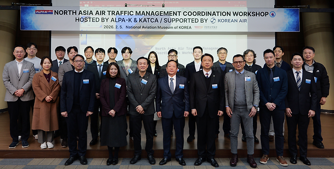 ▲지난 4일부터 6일까지 사흘 간 한국민간항공조종사협회(ALPA-K)가 서울과 인천 일원에서 개최한 'NAATMC(North Asia Air Traffic Management Coordination) 워크숍' 참석자들이 기념 사진을 촬영하고 있다. 사진=한국민간항공조종사협회 제공
