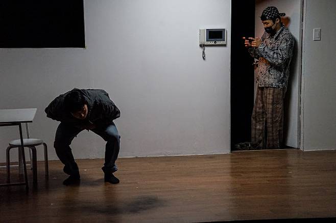 연극 ‘벽이 서 있다’ 중 에피소드 ‘시취’ 공연 사진. (사진=극단 프로젝트아일랜드)