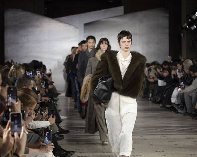 프랑스 파리 국립 예술 공예원에서 진행한 시스템시스템옴므 2026년 가을겨울(F/W) 시즌 단독 프레젠테이션에서 모델들이 런웨이를 걷고 있다. (사진=한섬)