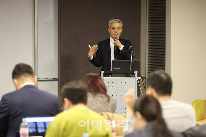 [이데일리 이영훈 기자]  김종승 엑스크립톤(xCrypton) 대표가 10일 오전 서울 중구 대한상공회의소에서 열린 ‘디지털자산 거래소 소유규제에 대한 긴급 토론회’에서 발제를 하고 있다.