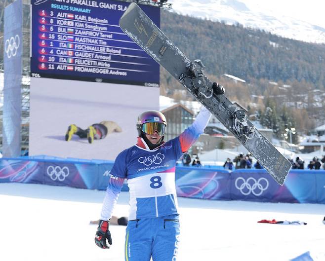 8일(현지시간) 이탈리아 리비뇨 스노파크에서 열린 2026 밀라노-코르티나담페초 동계올림픽 스노보드 남자 평행 대회전 결승에 출전한 김상겸이 은메달을 확정 지은 뒤 기뻐하고 있다. 사진=연합뉴스