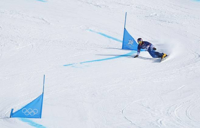 8일(현지시간) 이탈리아 리비뇨 스노파크에서 열린 2026 밀라노-코르티나담페초 동계올림픽 스노보드 남자 평행 대회전 결승에 출전한 김상겸이 오스트리아의 베냐민 카를과 질주하고 있다. 사진=연합뉴스