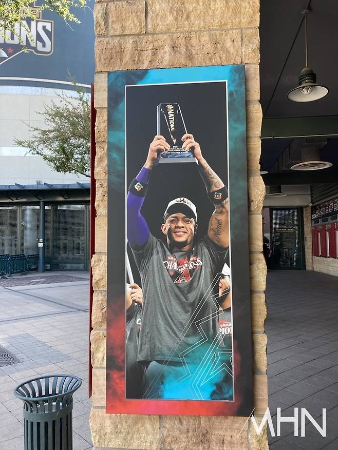 (애리조나 홈구장 '체이스필드' 외벽에 걸려 있는 케텔 마르테 사진)