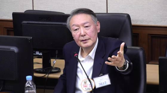 윤석열 전 대통령이 지난해 12월 26일 오후 서울 서초구 서울중앙지법에서 열린 특수공무집행방해, 직권남용 권리행사방해 등 혐의 사건의 결심 공판에서 최후 진술을 하고 있는 모습. 〈사진=서울중앙지법 제공〉