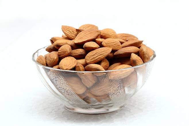 아몬드를 하루에 20여개 정도 적당히 먹으면 여러 가지 건강상 효과를 얻을 수 있다. 사진=게티이미지뱅크