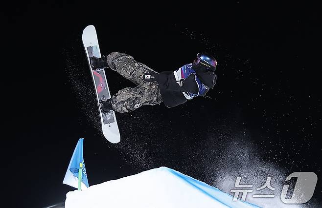스노보드 유승은이 9일(현지시간) 이탈리아 리비뇨 스노파크에서 열린 2026 밀라노·코르티나담페초 동계올림픽 스노보드 여자 빅에어 결선에서 묘기를 부리고 있다. 2026.2.10 ⓒ 뉴스1 김성진 기자