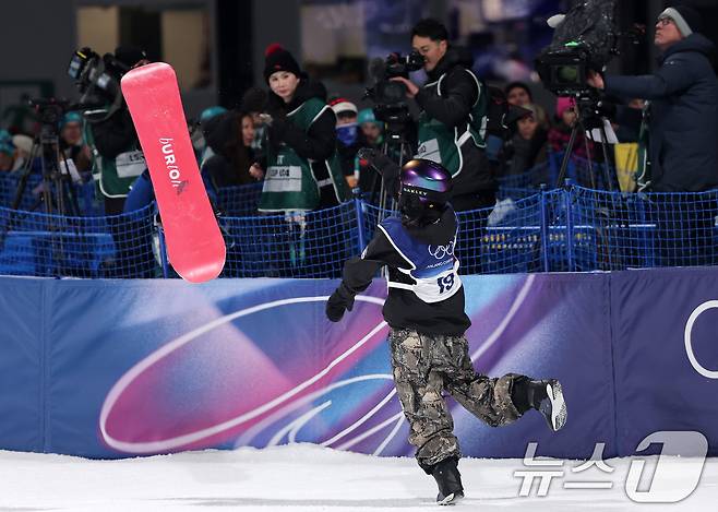 스노보드 유승은이 9일(현지시간) 이탈리아 리비뇨 스노파크에서 열린 2026 밀라노·코르티나담페초 동계올림픽 스노보드 여자 빅에어 결선 2차 시기를 마친 후 보드를 던지고 있다. 2026.2.10 ⓒ 뉴스1 김성진 기자