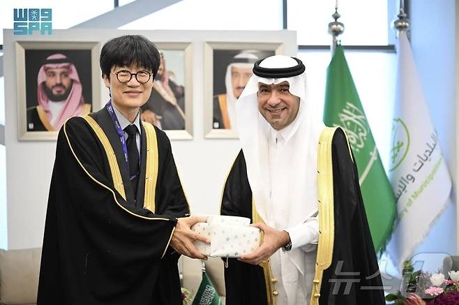 이해진 네이버 이사회 의장(왼쪽)이 사우디 리야드에서 열린 건축·부동산 전시회 '시티스케이프 글로벌 2025'에 18일(현지시간) 참석해 마제드 알 호가일 사우디 자치행정주택부 장관과 회동했다. 2025.11.18. (사우디 국영 통신 SPA 제공)