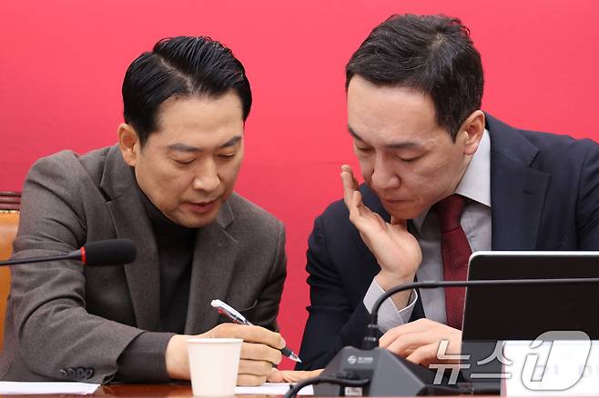 장동혁 국민의힘 대표와 김민수 최고위원이 8일 서울 여의도 국회에서 열린 최고위원회의에서 대화하고 있다. 2026.1.8 ⓒ 뉴스1 신웅수 기자