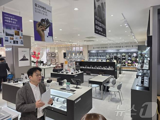 롯데하이마트 잠실점 리뉴얼. 김보경 상품본부장이 취재진에게 매장 구성을 설명하고 있다. ⓒ 뉴스1 이형진 기자