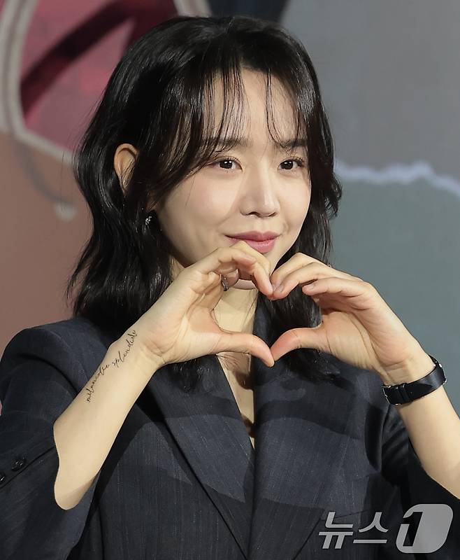 배우 신혜선이 10일 서울 중구 앰배서더 서울풀만호텔에서 열린 넷플릭스 시리즈 '레이디 두아' 제작발표회에서 포즈를 취하고 있다. '레이디 두아'는 가짜일지라도 명품이 되고 싶었던 여자 ‘사라킴(신혜선 분)’과 그녀의 욕망을 추적하는 형사 ‘무경(이준혁 분)’의 이야기를 그린 미스터리 스릴러다. 2026.2.10 ⓒ 뉴스1 권현진 기자