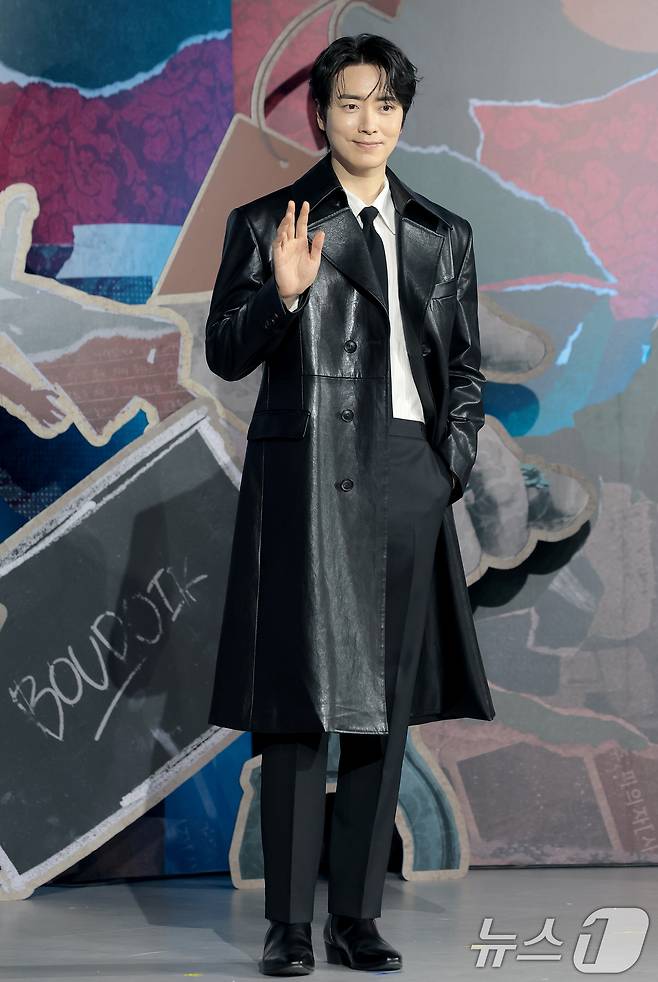 배우 이준혁이 10일 서울 중구 앰배서더 서울풀만호텔에서 열린 넷플릭스 시리즈 '레이디 두아' 제작발표회에서 포즈를 취하고 있다. '레이디 두아'는 가짜일지라도 명품이 되고 싶었던 여자 ‘사라킴(신혜선 분)’과 그녀의 욕망을 추적하는 형사 ‘무경(이준혁 분)’의 이야기를 그린 미스터리 스릴러다. 2026.2.10 ⓒ 뉴스1 권현진 기자