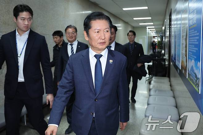 정청래 더불어민주당 대표가 10일 서울 여의도 국회에서 더불어민주당 비공개 의원총회를 마친 후 당대표실로 들어서고 있다. 2026.2.10 ⓒ 뉴스1 신웅수 기자