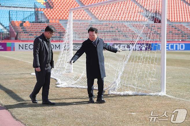 육동한 춘천시장이 지난 9일 춘천 송암스포츠타운 주 경기자를 찾아 잔디와 안전상황 등을 점검하고 있다.(춘천시 제공, 재판매 및 DB금지)