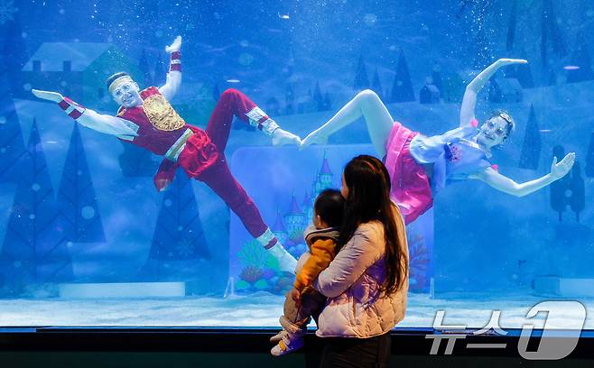 수중 공연자들이 설 연휴를 앞둔 10일 오전 서울 강남구 씨라이프 코엑스 아쿠아리움에서 '인어 왕자의 환상적인 생일 파티' 공연을 마친 뒤 새해 인사를 전하고 있다. 2026.2.10 ⓒ 뉴스1 안은나 기자