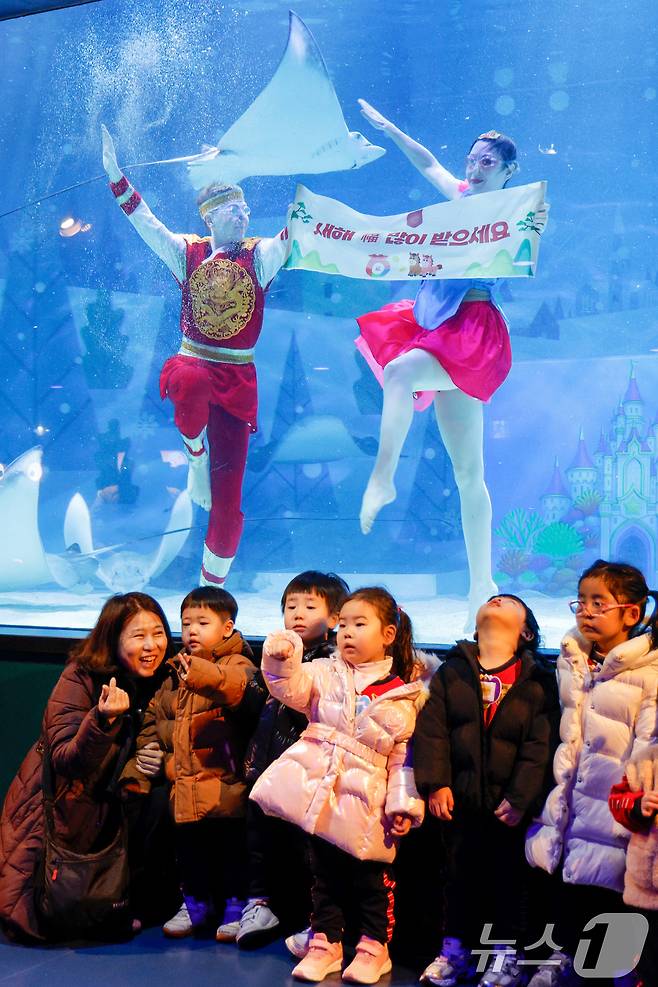 수중 공연자들이 설 연휴를 앞둔 10일 오전 서울 강남구 씨라이프 코엑스 아쿠아리움에서 '인어 왕자의 환상적인 생일 파티' 공연을 마친 뒤 새해 인사를 전하고 있다. 2026.2.10 ⓒ 뉴스1 안은나 기자