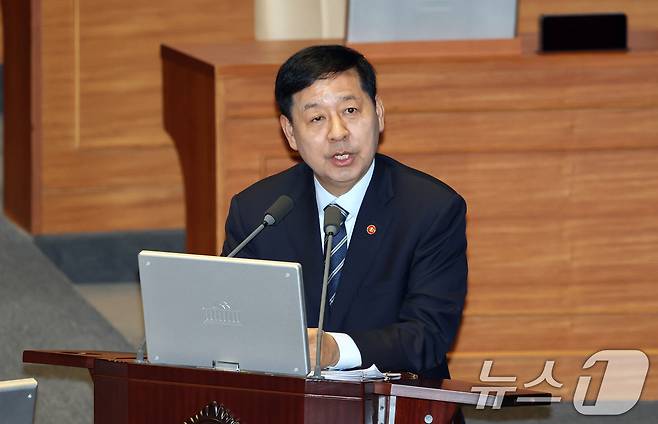 10일 서울 여의도 국회에서 열린 제432회국회(임시회) 경제에 관한 대정부 질문에서 구윤철 부총리 겸 재정경제부 장관이 답변하고 있다. 2026.2.10 ⓒ 뉴스1 이승배 기자