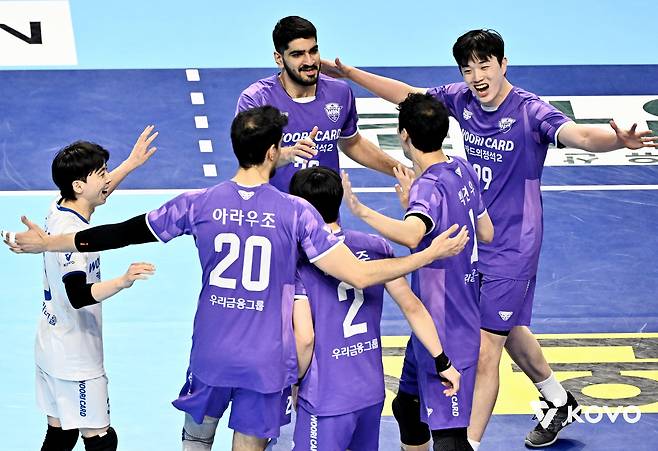 남자 프로배구 우리카드가 10일 인천 계양체육관에서 열린 대한항공과 원정 경기에서 승리, 2연승을 기록했다. (KOVO 제공)