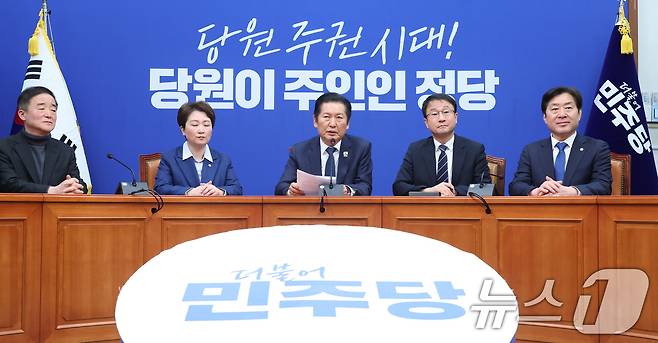 정청래 더불어민주당 대표가 10일 서울 여의도 국회에서 조국혁신당과의 합당에 대한 결과를 발표하고 있다. 2026.2.10 ⓒ 뉴스1 신웅수 기자