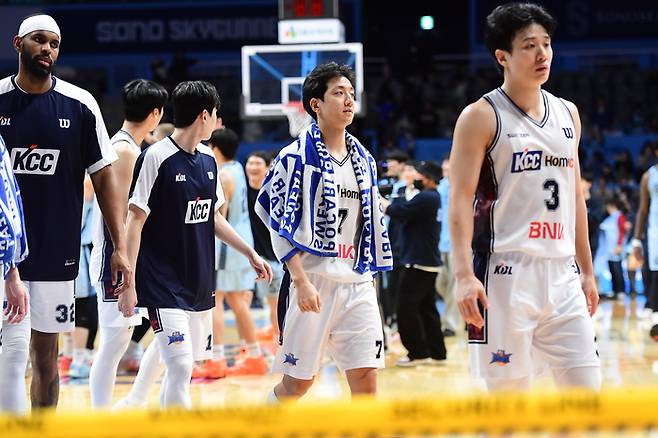 KCC 선수들이 고양 소노 아레나에서 열린 2025~2026 LG전자 프로농구 5라운드 소노전 패배 후 코트를 빠져나가고 있다. 사진 | KBL