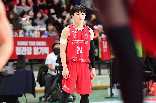 정관장 문유현이 29일 안양정관장아레나에서 열린 2025~2026 LG전자 프로농구 4라운드 삼성전에서 코트를 바라보고 있다. 사진 | KBL