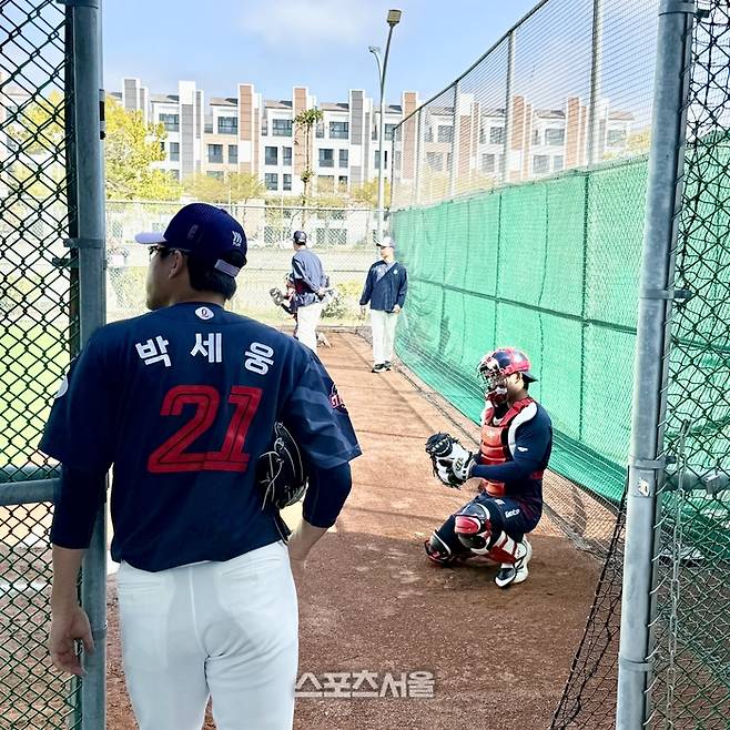 박세웅이 불펜장에서 불펜 포수와 대화를 나누고 있다. 타이난 | 박연준 기자 duswns0628@sportsseoul.com