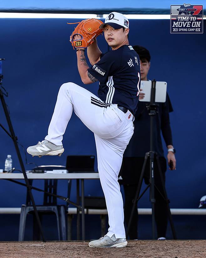 두산 박치국이 호주 시드니 블랙타운 야구장에서 진행된 스프링캠프서 불펜피칭에 임하고 있다. 사진 | 두산 베어스