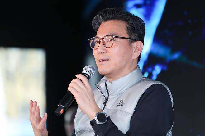 김재열 IOC 집행위원 겸 ISU 회장이 9일 이탈리아 NH 밀라노 콩그레스 센터에서 열린 기자간담회에서 취재진 질문에 답변하고 있다. 사진 | 연합뉴스