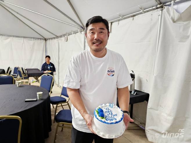 생일케이크를 받은 이호준 감독. 사진=NC 다이노스