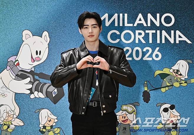 엔하이픈 성훈이 9일(한국시간) 이탈리아 밀라노 올림픽 메인프레스센터를 방문했다. 기자회견을 마치고 포즈를 취하고 있는 성훈. 밀라노(이탈리아)=송정헌 기자songs@sportschosun.com/2026.02.09/