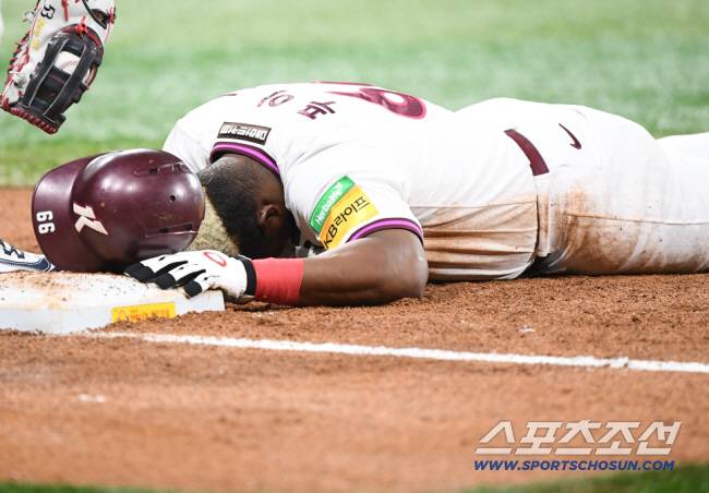 23일 서울 고척스카이돔에서 열린 두산-키움전. 2회말 1사 1루 임지열 타석. 1루주자 푸이그가 견제구 때 귀루하다 어깨를 다쳐 고통스러워하고 있다. 고척=정재근 기자 cjg@sportschosun.com/2025.4.23/